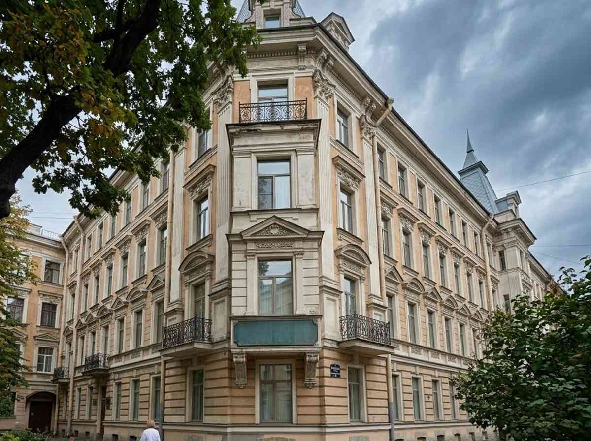 Современный наркологический центр в Москве: вид на здание и ухоженную территорию
